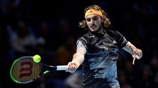 ek Stefanos Tsitsipas odehrává balon bhem finále Turnaje mistr.