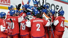 etí hokejisté oslavují výhru nad Ruskem.