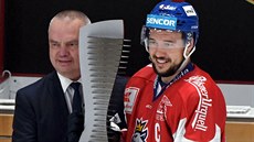 Kapitán eských hokejist Jan Ková pebírá cenu pro vítze Karjala Cupu.