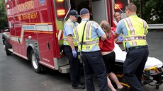 Američtí záchranáři odvážejí ženu předávkovanou opioidy, které zkombinovala s... Američtí záchranáři odvážejí ženu předávkovanou opioidy, které zkombinovala s...