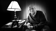 Josef Hasil, známý spíš jako Král Šumavy, žil v řadovém domku na předměstí... Josef Hasil, známý spíš jako Král Šumavy, žil v řadovém domku na předměstí...
