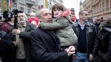 Lidé na Národní třídě v Praze vypískali Václava Klause mladšího, který k... Lidé na Národní třídě v Praze vypískali Václava Klause mladšího, který k...