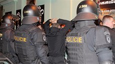 Policie zasahuje v centru Plzně proti fotbalovým fanouškům před utkáním Česka... Policie zasahuje v centru Plzně proti fotbalovým fanouškům před utkáním Česka...
