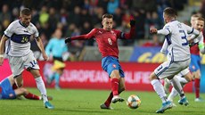 Kapitán českých fotbalistů Vladimír Darida stačil odehrát míč před kosovským... Kapitán českých fotbalistů Vladimír Darida stačil odehrát míč před kosovským...