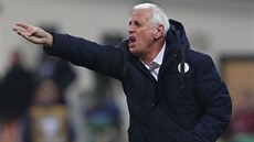 Švýcarský kouč fotbalistů Kosova Bernard Challandes během utkání proti Česku. Švýcarský kouč fotbalistů Kosova Bernard Challandes během utkání proti Česku.