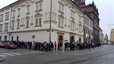 V Plzni začal 17 listopadu v devět hodin ráno prodej pamětních eurobankovek k... V Plzni začal 17 listopadu v devět hodin ráno prodej pamětních eurobankovek k...