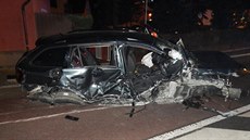 Spolujezdce museli ze zdemolovaného vozu vyprostit hasiči. Spolujezdce museli ze zdemolovaného vozu vyprostit hasiči.