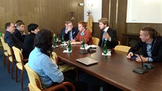 Představitelé Milionu chvilek pro demokracii se sešli ve Sněmovně s politiky... Představitelé Milionu chvilek pro demokracii se sešli ve Sněmovně s politiky...