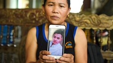 Hoang Thi Ai ukazuje fotografii osmnáctiletého syna, který zahynul v pašeráckém... Hoang Thi Ai ukazuje fotografii osmnáctiletého syna, který zahynul v pašeráckém...