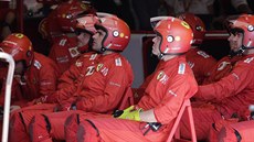 Mechanici Ferrari sledují v boxech Velkou cenu Brazílie formule 1. Mechanici Ferrari sledují v boxech Velkou cenu Brazílie formule 1.