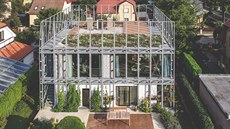 Konstrukce z ocelových hranolů obepíná celý dům a postupně zarůstá zelení.... Konstrukce z ocelových hranolů obepíná celý dům a postupně zarůstá zelení....