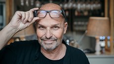 Zdeňka Pohlreicha už sice v kuchyni moc neuvidíte, přesto nezahálí. Čte,... Zdeňka Pohlreicha už sice v kuchyni moc neuvidíte, přesto nezahálí. Čte,...