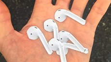 Nálepky ve tvaru Apple AirPods Nálepky ve tvaru Apple AirPods