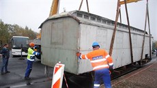 Salonní vůz o délce 11 metrů a váze 10 tun by mohl po opravě stát třeba u... Salonní vůz o délce 11 metrů a váze 10 tun by mohl po opravě stát třeba u...