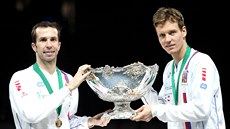Radek Štěpánek (vlevo) a Tomáš Berdych s trofejí pro vítěze Davis Cupu. Strůjci... Radek Štěpánek (vlevo) a Tomáš Berdych s trofejí pro vítěze Davis Cupu. Strůjci...