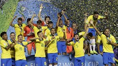 Brazilští fotbalisté oslavují zisk titulu mistrů světa do sedmnácti let. Brazilští fotbalisté oslavují zisk titulu mistrů světa do sedmnácti let.