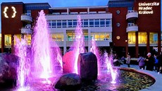Univerzita Hradec Králové přejmenovala prostor v kampusu s fontánou a lavičkami... Univerzita Hradec Králové přejmenovala prostor v kampusu s fontánou a lavičkami...
