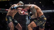MMA zápasník Attila Végh (vlevo) trefuje soupeře Karlose Vémolu na turnaji... MMA zápasník Attila Végh (vlevo) trefuje soupeře Karlose Vémolu na turnaji...