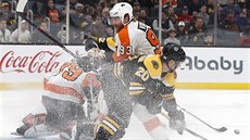 Jakub Voráek (uprosted) brání ped bránou Philadelphie Joakima Nordströma z...