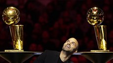 Bývalý hráč San Antonia Tony Parker sleduje, jak se vyvěšuje pod strop haly... Bývalý hráč San Antonia Tony Parker sleduje, jak se vyvěšuje pod strop haly...