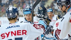 Mladý liberecký útočník Jan Šír přijímá gratulace spoluhráčů k prvnímu... Mladý liberecký útočník Jan Šír přijímá gratulace spoluhráčů k prvnímu...