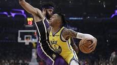 D'Angelo Russell (vpravo) z Golden State se naží obejít JaValeho McGeeho z LA... D'Angelo Russell (vpravo) z Golden State se naží obejít JaValeho McGeeho z LA...