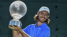 Anglický golfista Tommy Fleetwood s trofejí pro vítěze turnaje v Sun City. Anglický golfista Tommy Fleetwood s trofejí pro vítěze turnaje v Sun City.