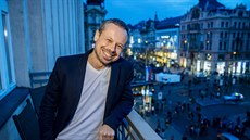 Herec Viktor Dvořák, filmový představitel Václava Havla, na balkonu Melantrichu... Herec Viktor Dvořák, filmový představitel Václava Havla, na balkonu Melantrichu...