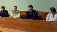 Před Okresním soudem v Přerově stanuli manželé Stanislav (druhý zleva) a Petra... Před Okresním soudem v Přerově stanuli manželé Stanislav (druhý zleva) a Petra...
