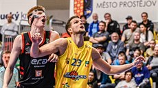 Hayden Dalton (vlevo) z Nymburka a Lukáš Palyza z Olomoucka bojují na doskoku. Hayden Dalton (vlevo) z Nymburka a Lukáš Palyza z Olomoucka bojují na doskoku.