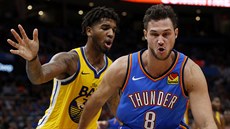 Danilo Gallinari (8) z Oklahoma City pod tlakem Marqueseho Chrisse z Golden...