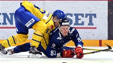 Tom Nilsson (vlevo) ze Švédska poslal k ledu Harriho Pesonena z Finska. Tom Nilsson (vlevo) ze Švédska poslal k ledu Harriho Pesonena z Finska.