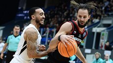 Vojtěch Hruban (vpravo) z Nymburka se tlačí kolem Chavaughna Lewise z Nižního... Vojtěch Hruban (vpravo) z Nymburka se tlačí kolem Chavaughna Lewise z Nižního...