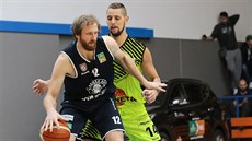 Robert Landa (vlevo) z Děčína se v zápase s Ústím tlačí do Ljubomira Čampary. Robert Landa (vlevo) z Děčína se v zápase s Ústím tlačí do Ljubomira Čampary.
