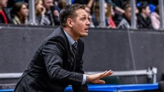 Nymburský asistent Aleksander Sekulič udílí pokyny. Nymburský asistent Aleksander Sekulič udílí pokyny.