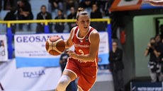 eská basketbalistka Lenka Bartáková v duelu s Itálií
