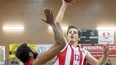 Josef Potoček (vpravo) z Pardubic zakončuje přes Damonteho Dodda ze Svitav. Josef Potoček (vpravo) z Pardubic zakončuje přes Damonteho Dodda ze Svitav.