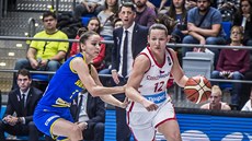 eská basketbalistka Tereza Vyoralová (vpravo) útoí proti Rumunsku.