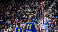 eská basketbalistka Tereza Vyoralová (vpravo) zakonuje proti Rumunsku.