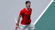 Denis Shapovalov z Kanady slaví proti Itálii.