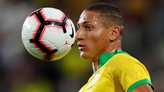 Brazilský fotbalista Richarlison krotí mí.