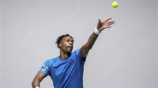 Gael Monfils podává během finálového klání Davis Cupu. Gael Monfils podává během finálového klání Davis Cupu.