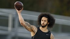 Colin Kaepernick bhem svého veejného tréninku pro skauty NFL v Riverdale