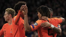 Nizozemský fotbalista Nathan Ake (vpravo) skóroval proti Estonsku.