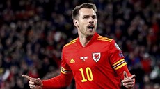 Aaron Ramsey z Walesu slaví gól proti Maarsku.