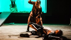 Marie Štípková a Jan Grundman v hlavních rolí divadelní adaptace románu Na Větrné hůrce. Marie Štípková a Jan Grundman v hlavních rolí divadelní adaptace románu Na Větrné hůrce.