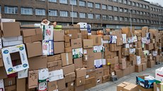 Před někdejším sídlem KSČ v Hradci Králové znovu roste zeď z papírových krabic... Před někdejším sídlem KSČ v Hradci Králové znovu roste zeď z papírových krabic...