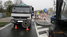 Policisté šetří nehodu v Domažlicích, při které se nákladnímu autu uvolnilo za... Policisté šetří nehodu v Domažlicích, při které se nákladnímu autu uvolnilo za...