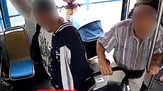 Pod přehozenou mikinou kapsář nenápadně bral cennosti z tašky umístěné na... Pod přehozenou mikinou kapsář nenápadně bral cennosti z tašky umístěné na...