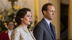 Olivia Colmanová a Tobias Menzies v seriálu Koruna (2019)